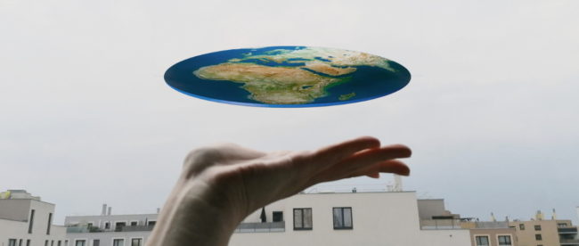 Erde als eine Scheibe auf einer Hand