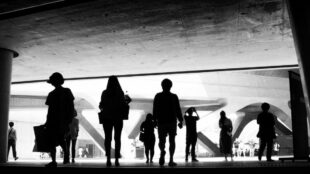 Menschen in dunklem Schatten; Wer glaubt an Verschwörungen?