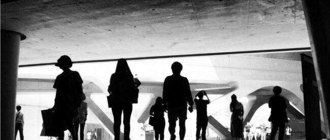 Dunkle Schatten und Unsicherheit über uns Menschen in dunklem Schatten; Wer glaubt an Verschwörungen?