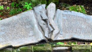 Gedenktafel der Zerstörung des Führerhauptquartier "Wolfsschanze"