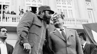 Fidel Castro und Salvador Allende flüstern sich etwas zu