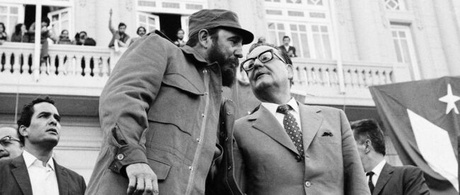 Aufstieg und Fall des Kommunismus in Lateinamerika? Oder Fall und Aufstieg? Fidel Castro und Salvador Allende flüstern sich etwas zu